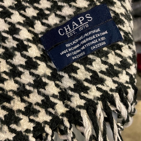 NWOT CHAPS SCARF - Picture 5 of 7